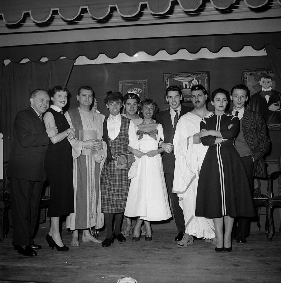 Pourtant, au début de sa carrière parisienne, Jacques Brel, qui peine à s’imposer dans le monde de la musique, fait venir son épouse et ses deux fillettes en France. La famille s'installe ainsi à Montreuil, en 1955, l’année où paraît son premier 33 tours. Des retrouvailles de courte durée, puisque le chanteur entame dès lors d’interminables tournées en France et à l’étranger, en compagnie d'artistes tels que Sidney Bechet, Catherine Sauvage, Philippe Clay, avant d’en devenir lui-même la vedette. (<em>Roger Viollet via Getty Images</em>)