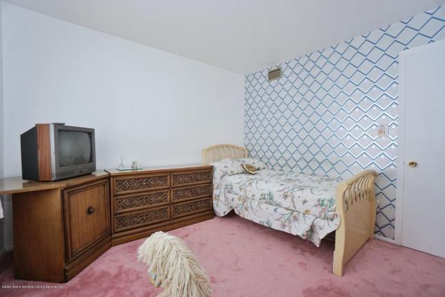 1970 Staten Island Home for Sale and Almost Every Room Is Pink