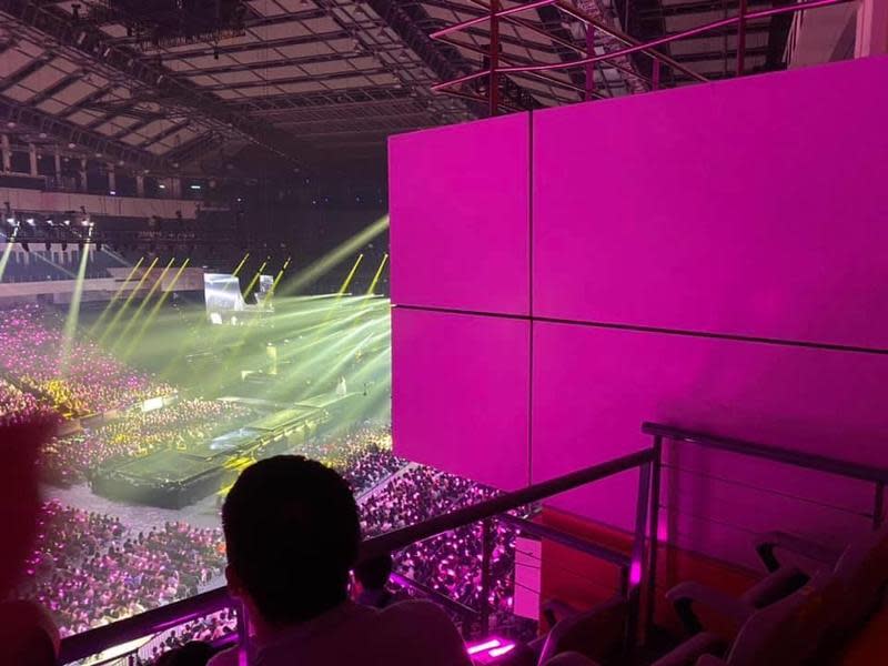 網友抱怨日前花了1,600元去田馥甄的演唱會，卻只看得到牆壁。（翻攝自爆料公社）