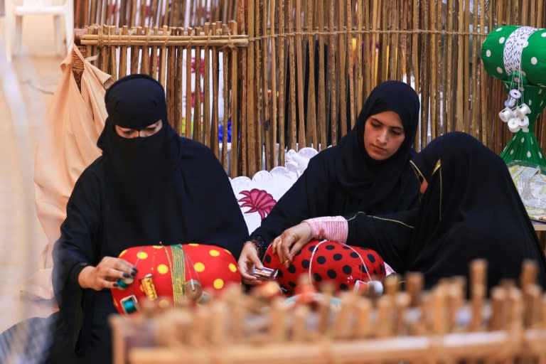 Des femmes émiraties tissent selon la méthode Al Talli, une technique de tissage locale traditionnelle, lors d'un festival à Al-Ain, aux Emirats arabes unis, le 10 novembre 2023 (Karim SAHIB)