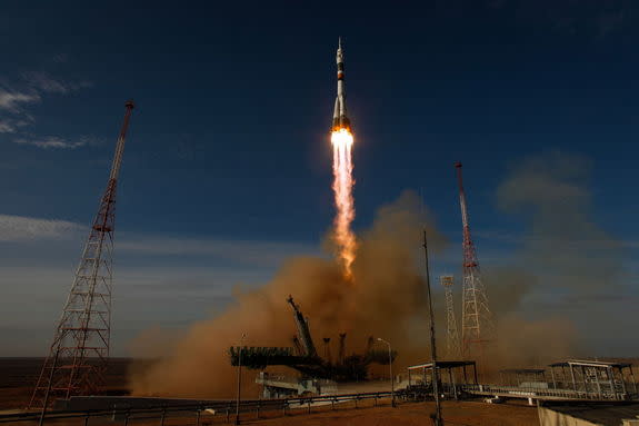 The Soyuz rocket with Expedition 33/34 crew members, Soyuz Commander Oleg Novitskiy, Flight Engineer Kevin Ford of NASA, and Flight Engineer Evgeny Tarelkin of ROSCOSMOS onboard the TMA-06M spacecraft launches to the International Space Station