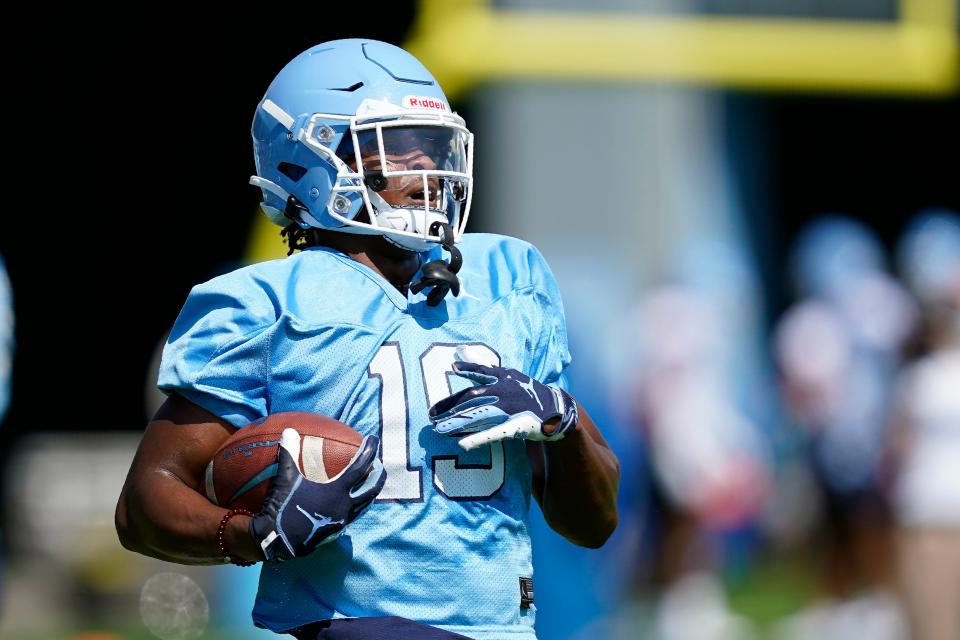 Tennessee transfer Ty Chandler runs through a drill during a North Carolina practice in August.