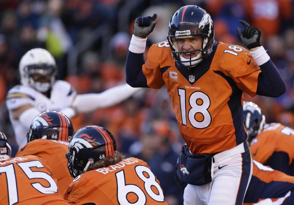 El quarterback Peyton Manning (18) de los Broncos de Denver durante el partido ante los Chargers de San Diego, correspondiente a los playoffs de la NFL el domingo 12 de enero de 2014. (AP Foto/Charlie Riedel)