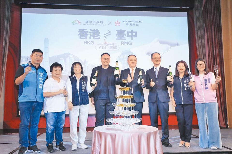 香港航空「香港-台中」將於19日開航，15日舉行茶會，台中市副市長鄭照新（左四）等人均出席慶祝。（陳淑娥攝）（飲酒過量 有害健康）