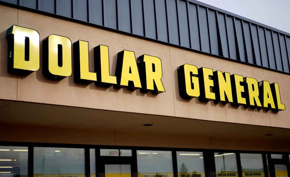 <p>La cadena minorista Dollar General ha abierto cientos de nuevas tiendas en Estados Unidos durante 2018 y sus ventas aumentaron más de un 10%. Eso ha permitido que el precio de sus acciones haya pasado de los 94,06 dólares a los 116,10 desde enero, lo que supone un aumento del 23%. (Foto: Rick Wilking / Reuters). </p>