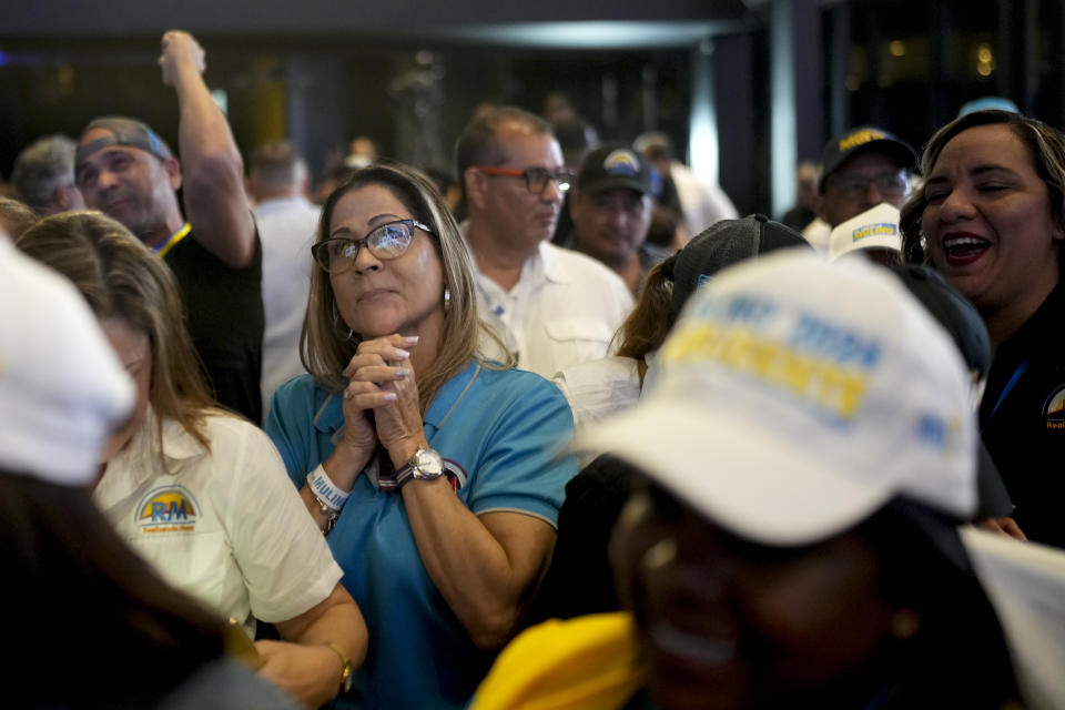 Simpatizantes del candidato presidencial de Realizando Metas, José Raúl Mulino, celebran los resultados preliminares tras el cierre de urnas en las elecciones generales en Ciudad de Panamá, el domingo 5 de mayo de 2024. (AP Foto/Matías Delacroix)