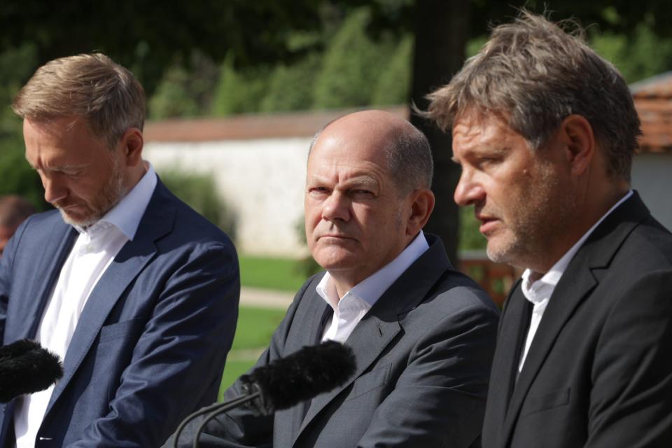 Von links nach rechts: Finanzminister Christian Lindner (FDP), Kanzler Olaf Scholz (SPD) und Wirtschaftsminister Robert Habeck (Grüne) - Copyright: picture alliance / Jörg Carstensen | Joerg Carstensen