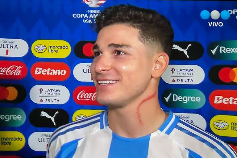 Julián Álvarez recibió un fuerte rasguño en su cuello.