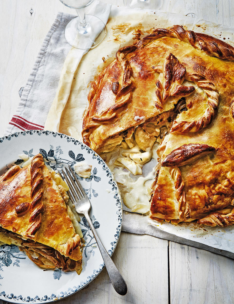 Tourte aux pommes de terre, oignons confits et fromage fondant