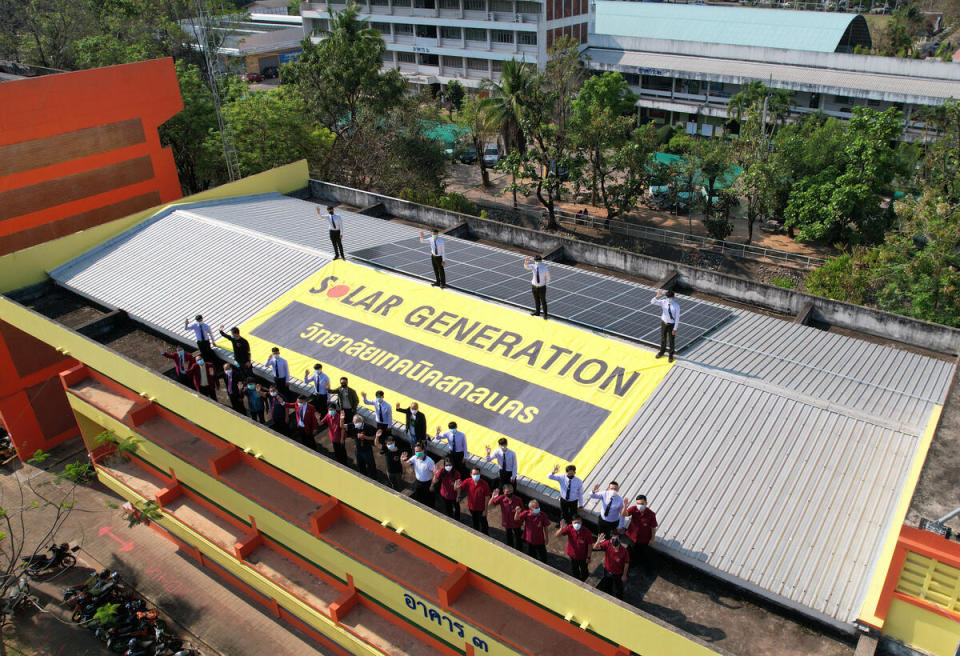 2022年3月，泰國東北的沙功那空職業技術學校（Sakon Nakhon Technical College）完成安裝屋頂型太陽能光電系統，師生於屋頂合影，共同推動泰國發展再生能源。
