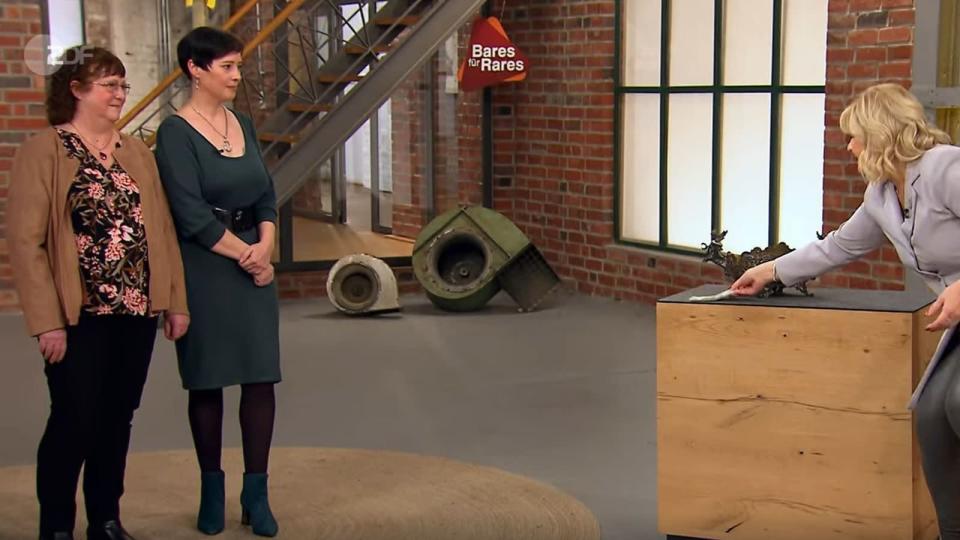 Elke Velten (rechts) investierte 1.100 Euro: "Wenn ich die aufarbeiten lasse, dann mache ich mal Vorher-Nachher-Bilder, wie toll das dann aussieht." (Bild: ZDF)