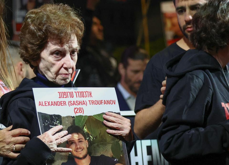 2023年12月2日，73 歲的塔蒂（Irena Tati）在特拉維夫參加呼籲釋放剩餘人質的集會。塔蒂被哈瑪斯擄為人質，11月29日獲釋。路透社
