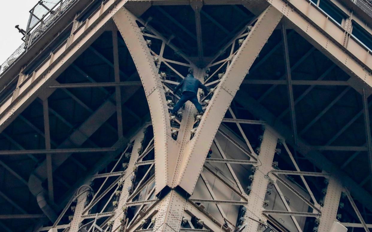 The man climbed to the top of the Eiffel Tower, in Paris, without any protection  - AFP