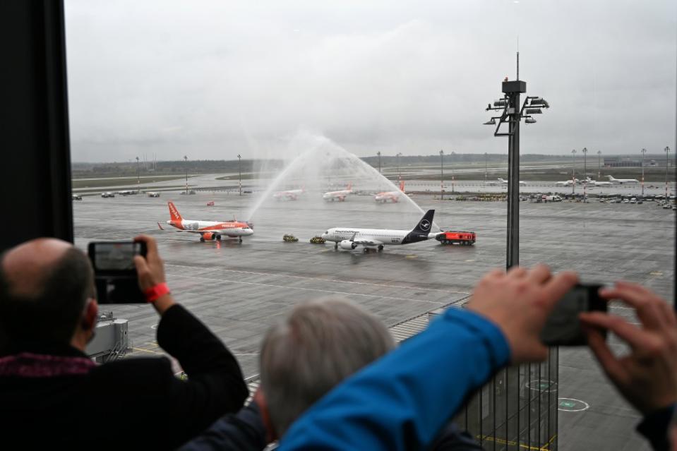 Aus Sicherheitsgründen landeten die Flugzeuge nicht wie geplant parallel auf beiden Start- und Landebahnen, sondern mit einem Abstand von gut vier Minuten beide auf der Nordbahn.<span class="copyright">Reto Klar / Funke Foto Services</span>