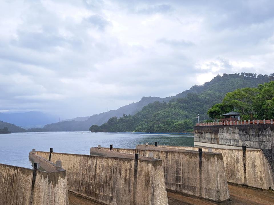 梅雨最給力！鯉魚潭水庫蓄水率從三成五飆至滿水位。（圖：民眾提供）