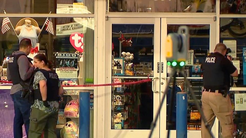 PHOTO: Renton, Washington police officers investigate the scene where Aaron Brown Myers allegedly shot and killed teen because he mistook his BB gun for a real firearm. (KOMO)