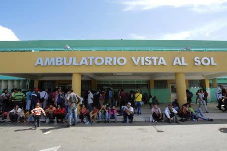 People gather outside a health center as they wait to get treatment for malaria, in San Felix, Venezuela November 7, 2017. REUTERS/William Urdaneta/Files