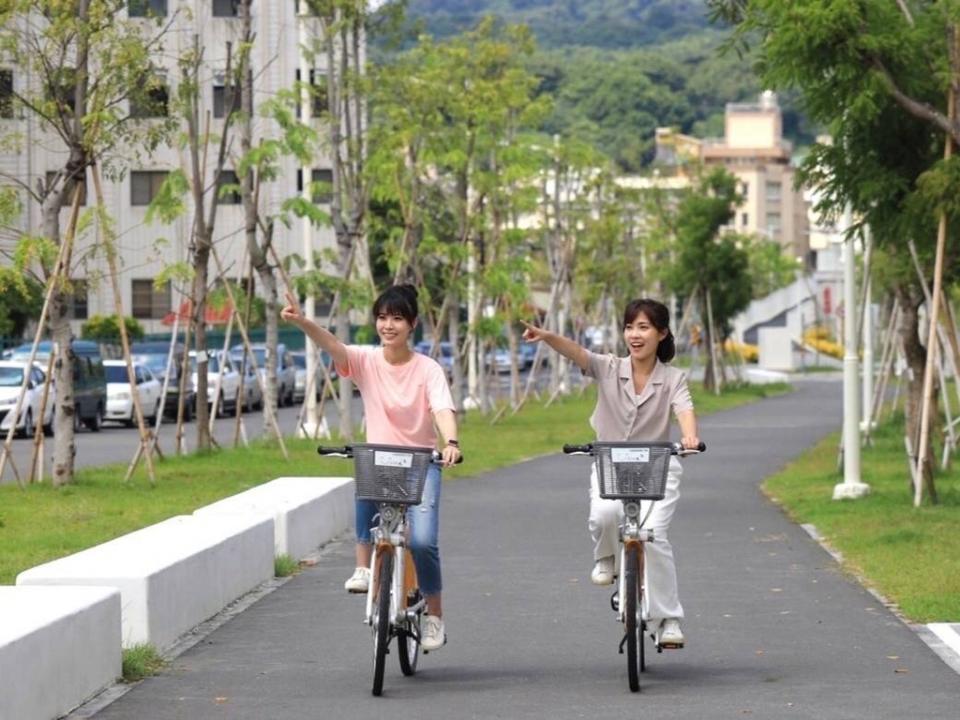 圖說：騎Ubike徜徉城市綠園道，享受悠閒時光。(照片提供/高雄市觀光局)