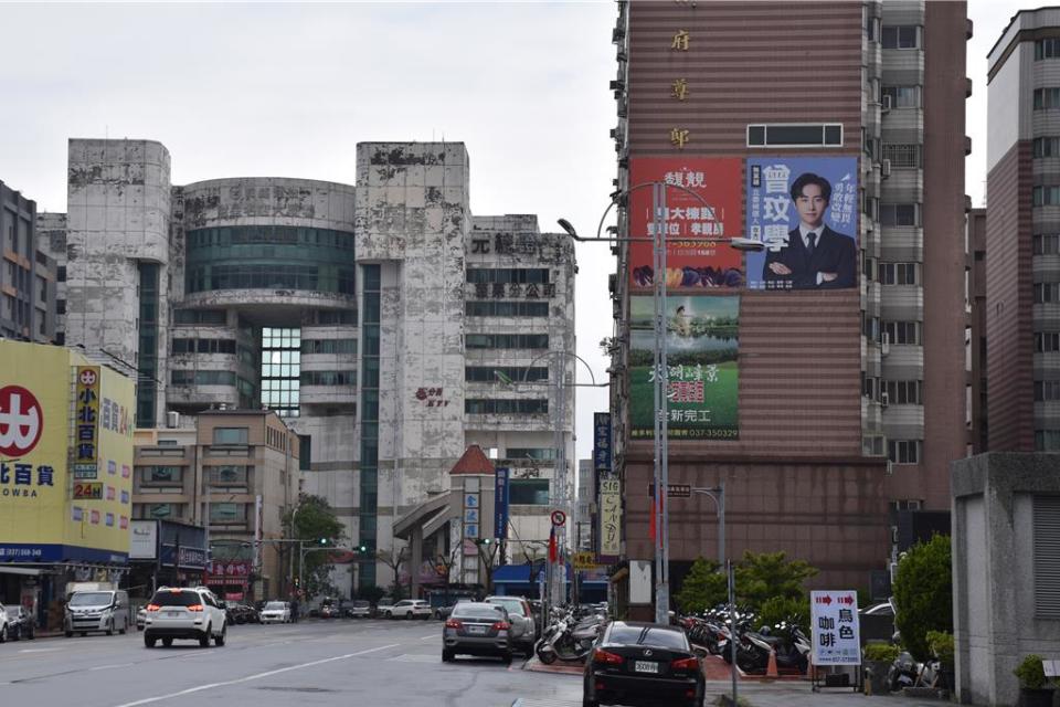 邱鎮軍競選總部指出對手曾玟學的選舉看板到處可見，請問經費從何而來？（邱鎮軍競總提供／謝明俊苗栗傳真）