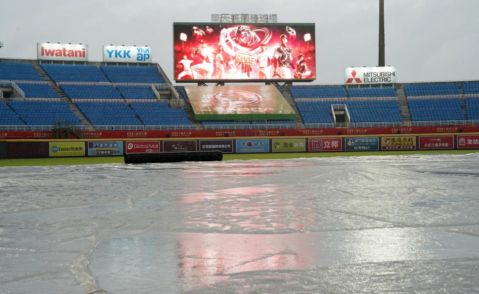 桃園球場因雨延賽。（特約攝影游智勝攝）