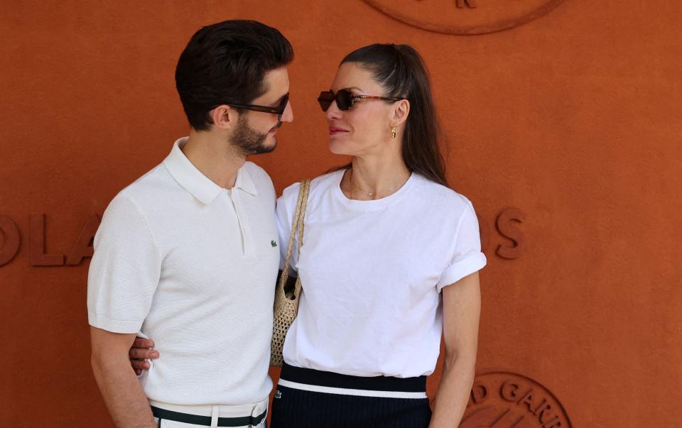 Pierre Niney et sa compagne dans les tribunes de Roland-Garros