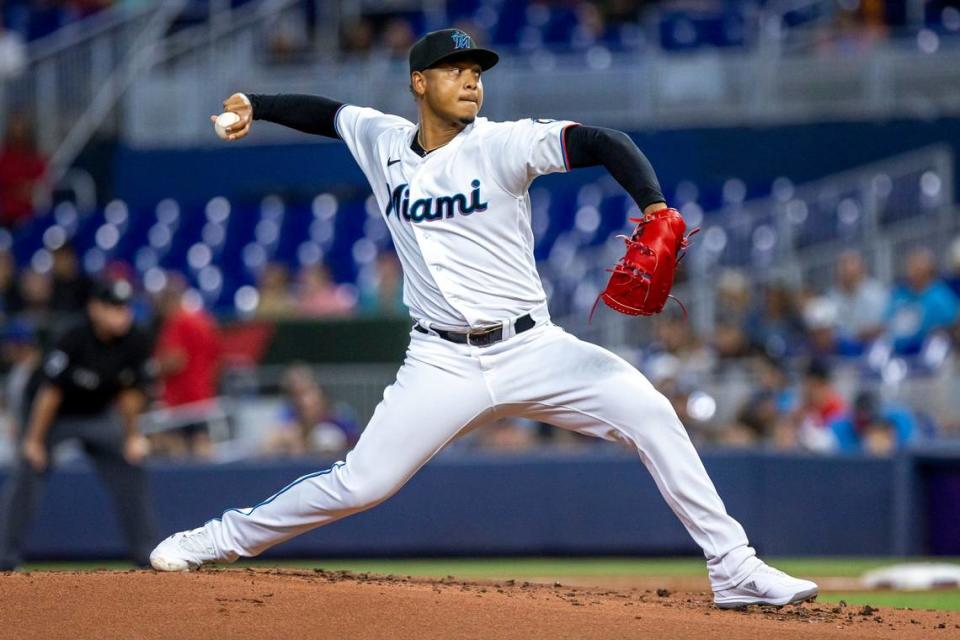 El abridor de los Marlins Elieser Hernández lanza en el primer inning del partido ante los Bravos de Atlanta, celebrado el 5 de octubre de 2022 en Miami.