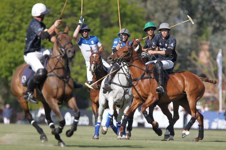 Facundo Pieres ejecuta un tiro largo y Alfredo Bigatti se prepara para defender; a la derecha, Matías Torres Zavaleta, Juan Britos y Jerónimo Del Carril.