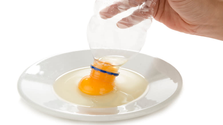 separating eggs with water bottle