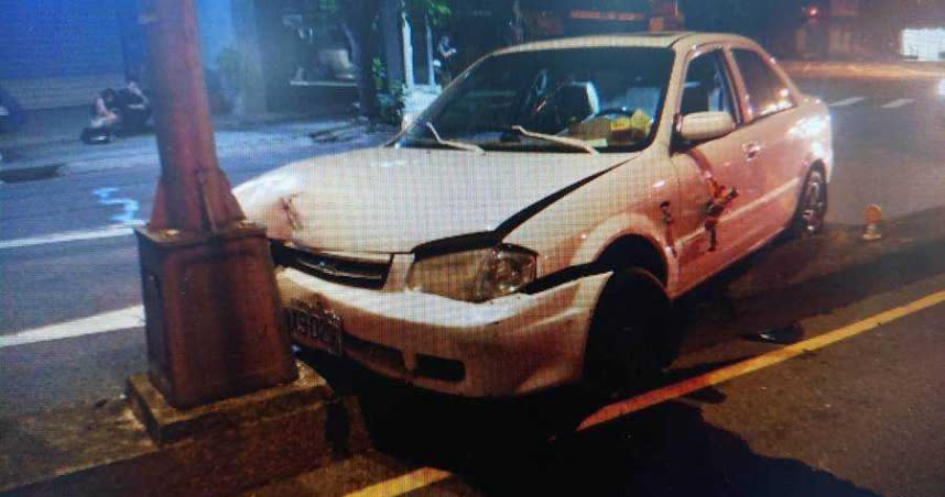 22歲的孔姓男子，駕駛1輛白色福特轎車，因一時失控自撞安全島。（圖／民眾提供）