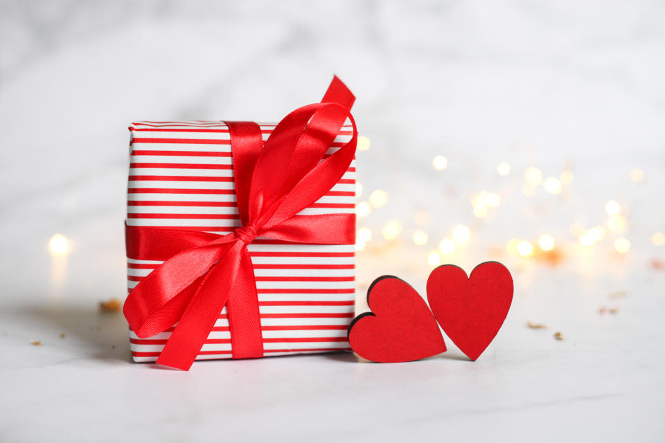 Verpacktes Geschenk mit zwei Herzen