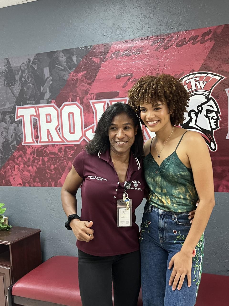 María De La Cruz-Gutiérrez (izquierda) con la actríz Leslie Grace en su clase de Latinos En Acción. Grace, desde la película "In the Heights," visitó su clase para hablar sobre sus sueños de musica, baile y teatro.