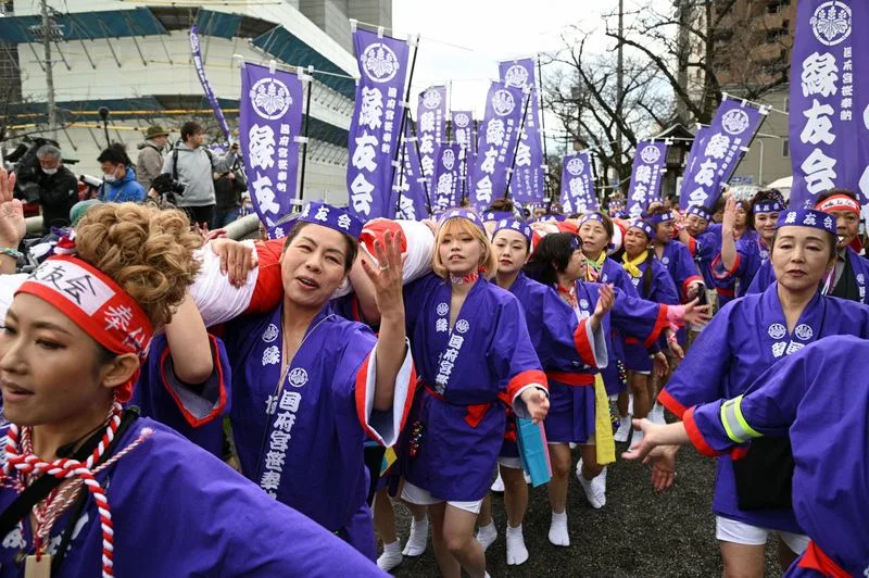 Mujeres participan en un acto ritual de la fiesta del desnudo, por primera vez en sus 1250 años de historia, en el santuario Owari Okunitama, también conocido como santuario Konomiya, en Inazawa, prefectura de Aichi, Japón