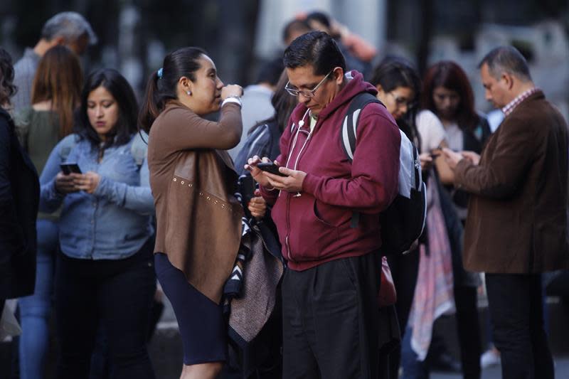 <p>Un sismo de magnitud 5,3 provocó que sonara hoy la alerta sísmica en Ciudad de México, sin que hasta ahora se reporten víctimas o daños materiales. EFE/Archivo </p>