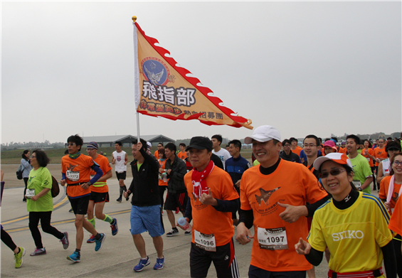 27日舉行的「跟飛機賽跑」路跑活動中，許多國軍官兵利用假期，以個人名義或團體方式參與競賽。（軍聞社記者卓以立攝）