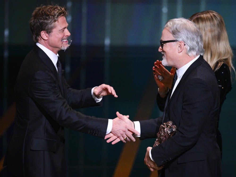 Brad Pitt (l.) mit David Fincher auf der Bühne. (Bild: imago images/PanoramiC)