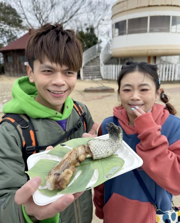 蔡阿嘎吃鱷魚腳的畫面超恐怖，讓不少網友都嚇壞。（圖／翻攝自蔡阿嘎IG）