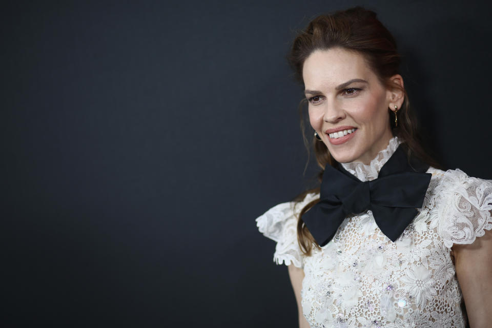 La actriz Hilary Swank reveló recientemente que está embarazada de gemelos, a sus 48 años de edad.  (Photo by Tommaso Boddi/FilmMagic)