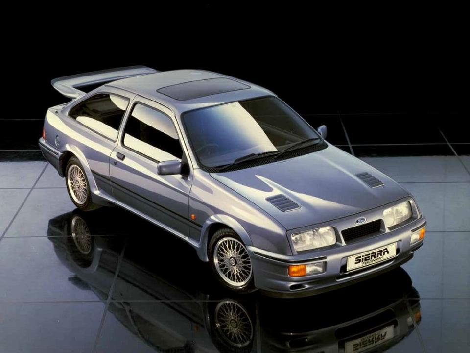 《馬路英雄》故事結尾張學友駕駛Ford Sierra RS Cosworth，霸氣外形加上鯨魚尾翼，就算現在看一點也不會感覺落伍。