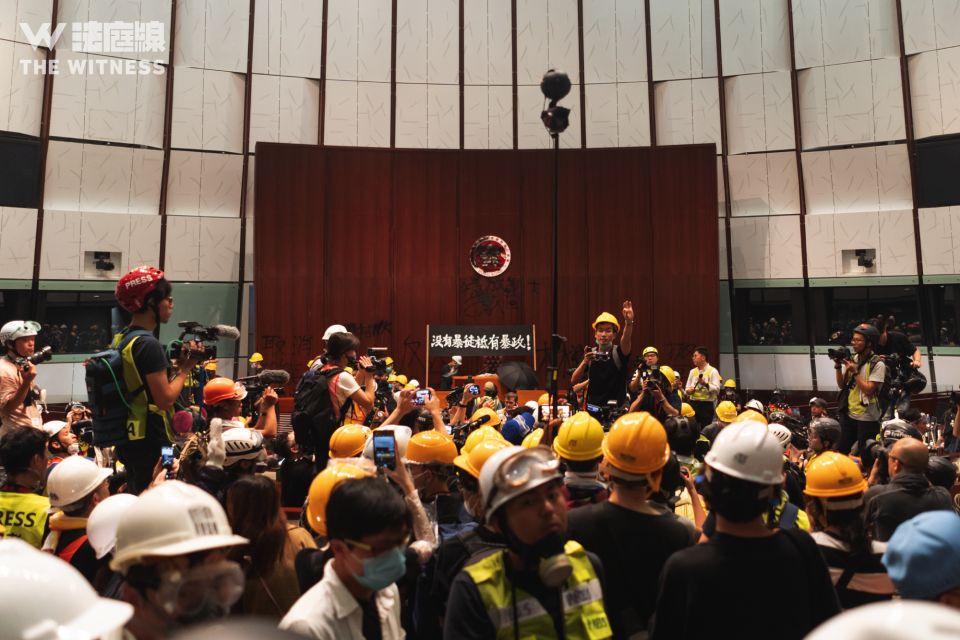 2019 年 7 月 1 日，有示威者攻進立法會會議廳。

