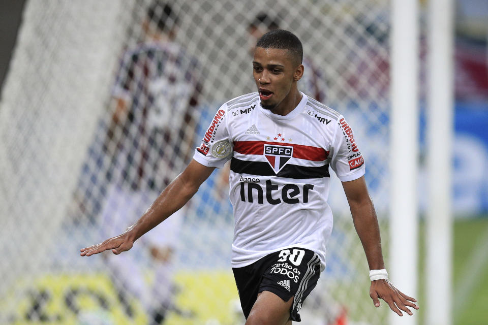 RIO DE JANEIRO, BRAZIL - DECEMBER 26: Brenner of Sao Paulo celebrates after scoring his team's second goal during a match between Fluminense and Sao Paulo as part of 2020 Brasileirao Series A at Maracana Stadium on December 26, 2020 in Rio de Janeiro, Brazil.  (Photo by Buda Mendes/Getty Images)