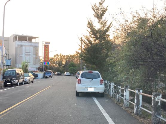 白線停車因沒確認是否為「15公分」寬的道路邊線而吃上罰單。（圖／交通部公路總局提供）