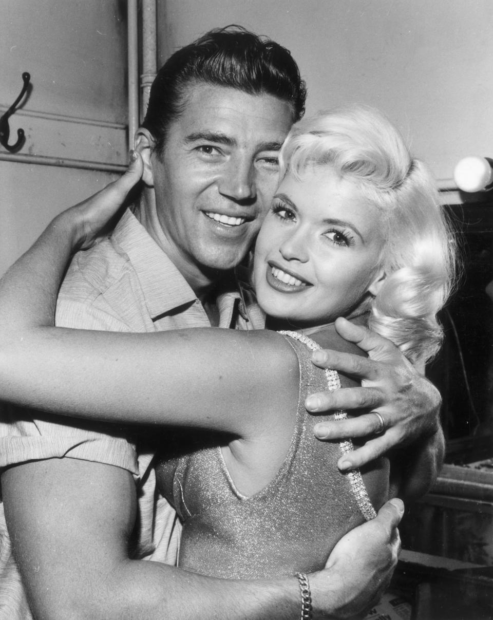 Jayne Mansfield y su esposo Mickey Hargitay en 1963. (Photo by Evening Standard/Getty Images)