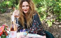 Seit einigen Jahren behält auch Drew Barrymore den Wetterbericht für Kalifornien genau im Auge: 2016 brachte die Schauspielerin ihren ersten Rosé-Wein auf den Markt und legte unter dem Label "Barrymore Wines" bald einen Pinot Grigio und einen Pinot Noir nach. (Bild: www.instagram.com/barrymorewines)