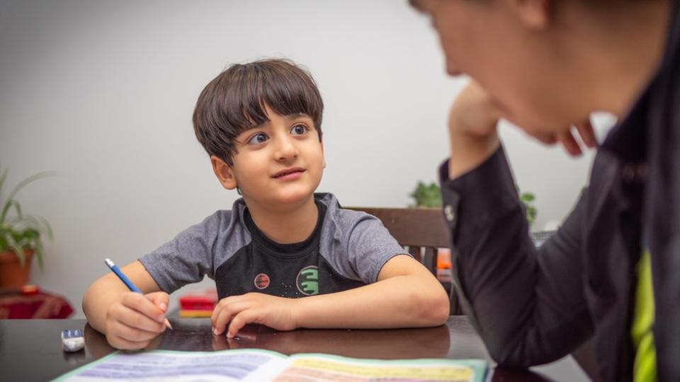 Un niño con un maestro