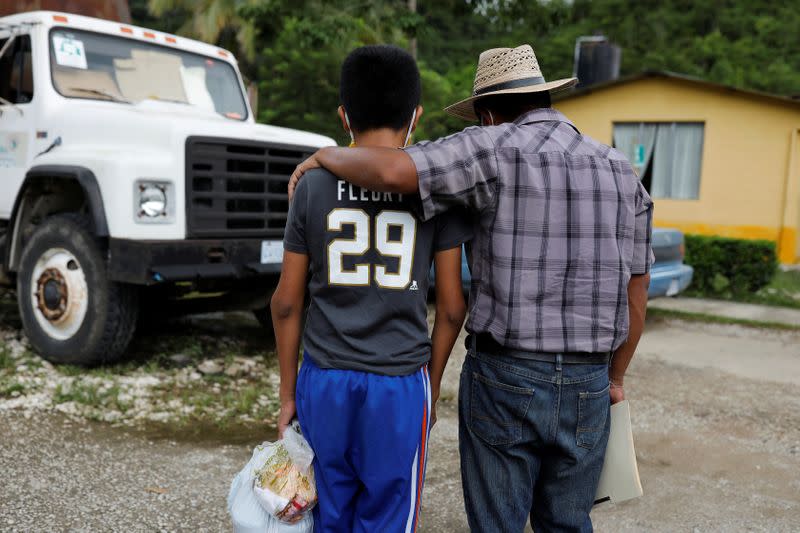 Juan abraza a Gustavo, su hijo discapacitado de 12 años, quien fue expulsado por las autoridades estadounidenses a Guatemala bajo una orden de salud de emergencia, durante su reunión en Petén, Guatemala
