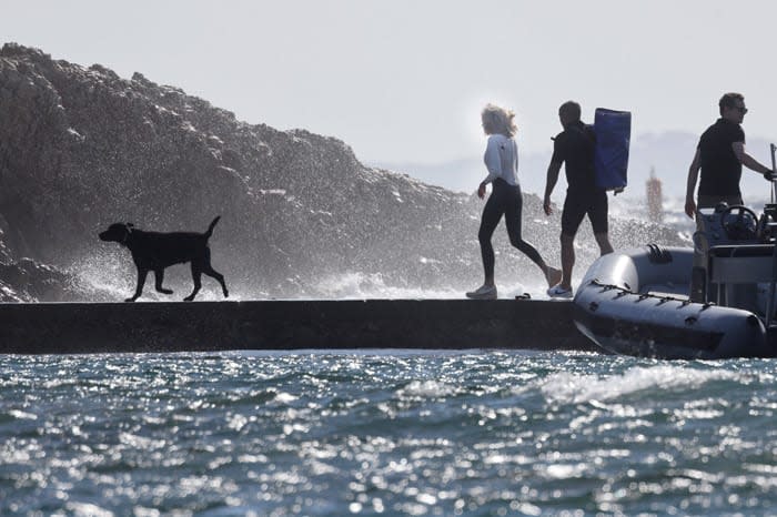 Las espectaculares imágenes de Brigitte Macron en la Costa Azul con su perro Nemo