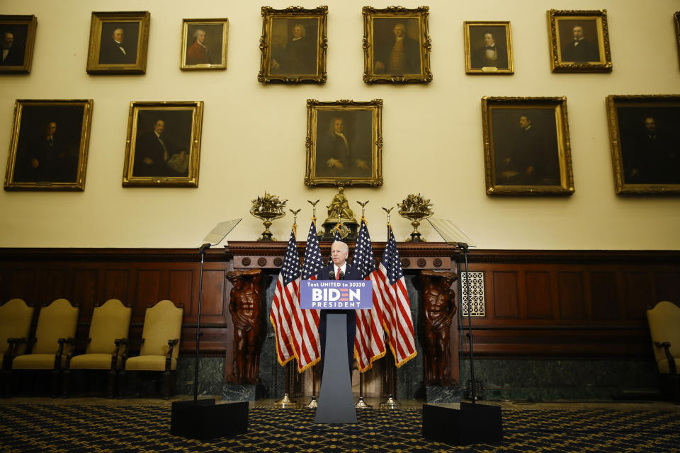 El exvicepresidente Joe Biden, el único aspirante a la nominación demócrata para las elecciones presidenciales de noviembre, durante un acto en Filadelfia, el 2 de junio de 2020. (AP Foto/Matt Rourke)