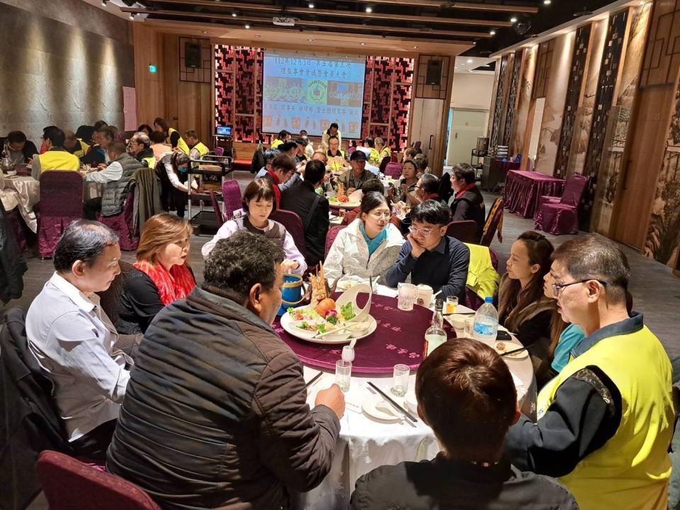 中華民國新聞記者協會會員大會餐會座無虛席。（圖/澄石翻攝）