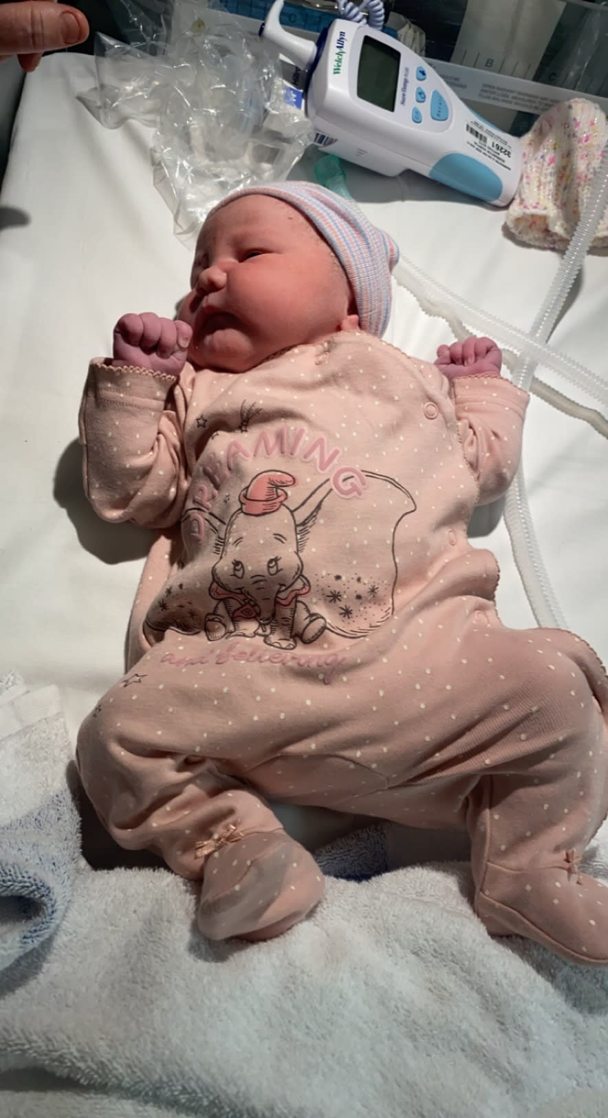 Daisy-Mae Lloyd aus Longford, geboren am 2. Dezember, mit einem Gewicht von 8 lb 1 oz