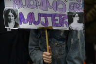 <p>Una manifestante lleva un cartel en memoria de mujeres anónimas (Photo: Alvaro Barrientos/AP) </p>